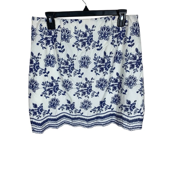 *2/$30* Loft Ivory Blue Floral Embroidered Eyelet Knee Length Skirt Size 8 Lined - Picture 2 of 8